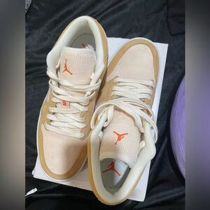 WMNS TWINE/ORANGE AIR JORDAN 1 LOW SE